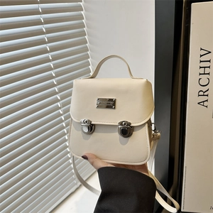 Sac seau messager beige chic avec poignée et verrous métalliques au style moderne