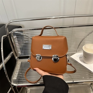 Sac seau vintage en similicuir marron avec boucles métalliques et bandoulière