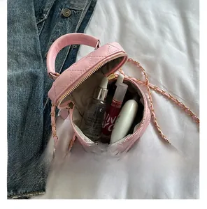 Detailansicht der rosa gesteppten Mini-Tasche mit Platz für Kosmetik und Kettenriemen