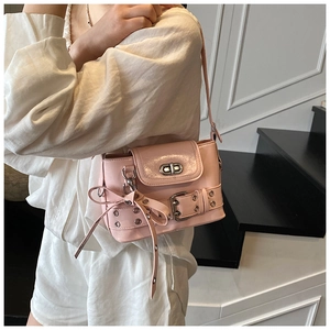Vue détaillée du sac bandoulière rose avec boucles argentées et nœud en ruban