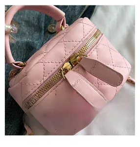 Detailansicht der rosa gesteppten Box-Tasche mit Doppelreißverschluss und Kette