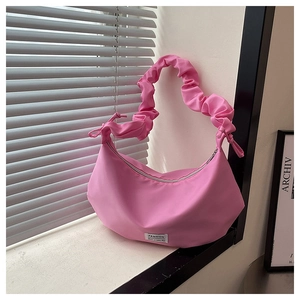 Sac demi-lune rose avec poignée nuage froncée et détail logo tendance