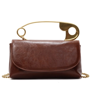 Petit sac carré marron minimaliste avec poignée en épingle dorée et bandoulière chaîne