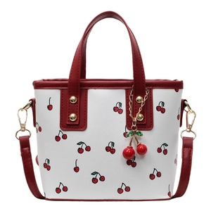 Elegante borsa tote con stampa a ciliegie rossa e bianca e tracolla con ciondolo decorativo
