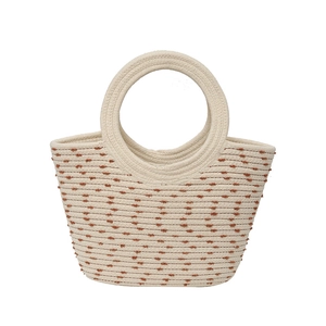 Sac panier tressé beige avec points tuftés marron et poignées rondes intégrées