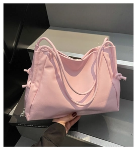 Detailansicht der rosa weichen Kunstledertasche mit einzigartigem Knotengriff-Design