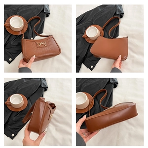 Braune Schultertasche mit Kroko-Prägung in Vorder-, Rück-, Seiten- und Unteransicht