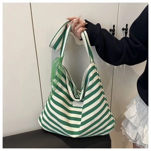 Détail du sac fourre-tout à rayures vertes et blanches avec un nœud en dentelle verte