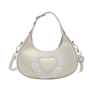 Borsa a mezzaluna beige con dettaglio cuore in pizzo e tracolla regolabile