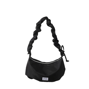 Sac à bandoulière noir en nylon en forme de croissant avec une anse plissée originale