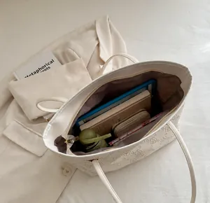 Vista interna dettagliata della borsa tote floreale bianca con grande capacità di carico