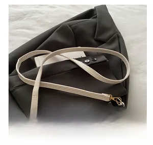 Détail de la texture croco blanche et de la bandoulière réglable en PU du sac demi-lune chic