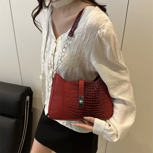 Urban chic crocodile pattern shoulder bag in dark red with silver twist lock and chain strap