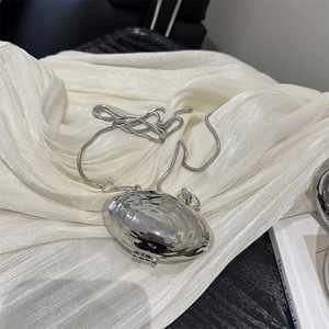 Mini sac collier argenté en forme de coquille avec texture ondulée et chaîne serpent