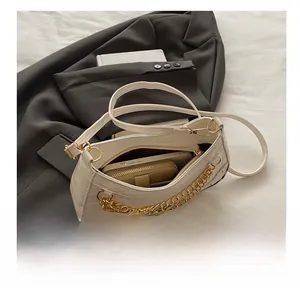 Vue intérieure du sac à main blanc motif crocodile montrant sa grande capacité de rangement