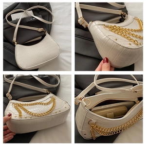 Vue détaillée du sac baguette blanc motif crocodile avec chaîne dorée et rangement interne