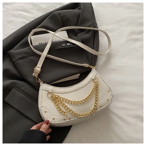 Détail du sac demi-lune blanc avec texture crocodile et accents de chaîne dorée