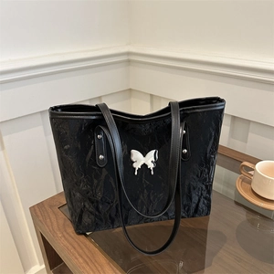 Borsa tote nera a pieghe chic con fibbia a farfalla in metallo argentato da donna