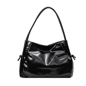 Schwarze glänzende Lackleder-Umhängetasche mit elegantem Seitenknoten und praktischem Schultergurt