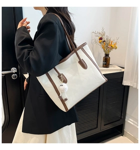 Vintage-Tote-Bag mit Kontrastfarben, getragen als Umhängetasche von einem Model