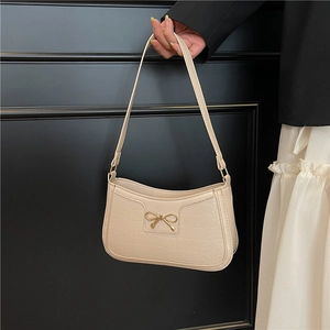 Sac sous le bras beige à texture croco orné d'une boucle nœud dorée avec bandoulière fine