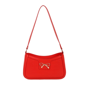 Sac sous le bras rouge à motif crocodile avec nœud doré et structure demi-lune chic