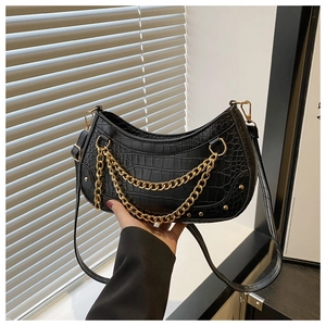 Détails du sac hobo noir à motif crocodile avec chaîne dorée et finitions rivetées