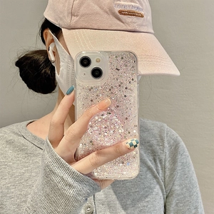 Dettaglio della custodia iPhone glitterata con supporto rotondo coordinato e brillantini