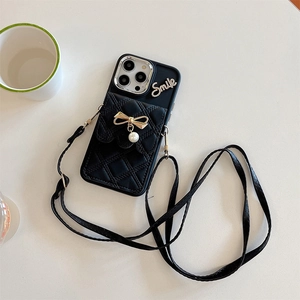 Custodia per iPhone in pelle trapuntata nera con fiocco dorato, perle e tracolla