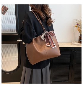Grand sac fourre-tout marron en similicuir avec foulard en soie pour le quotidien