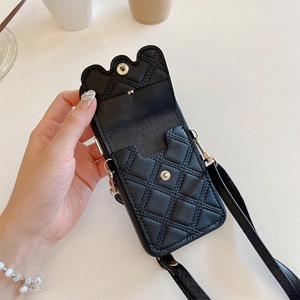 Dettaglio dei vani porta carte e bottone a pressione dorato della cover nera trapuntata
