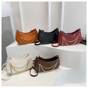 Vue détaillée de cinq sacs gaufrés crocodile avec chaînes dorées et clous décoratifs