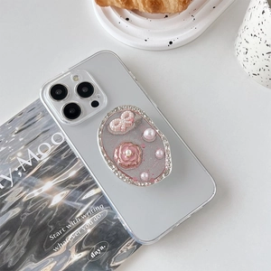 Support de téléphone camélia rose et perles sur coque givrée avec design papillon