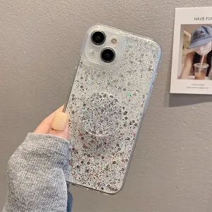 Dettaglio della custodia glitterata argento con supporto a cerchio per smartphone