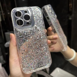 Vista dettagliata della custodia trasparente per iPhone con glitter argento scintillanti