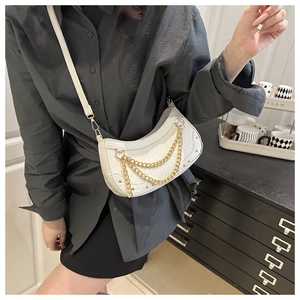 Détail du sac croissant blanc avec texture crocodile et bandoulière chaîne dorée
