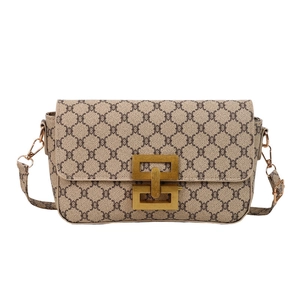 Beige crossbody bag with retro geometric pattern and golden chain link buckle accessory