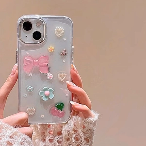 Detail von 3D-Schleife und Blumen-Charms auf einer klaren iPhone-Schutzhülle