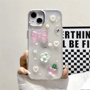 Süße iPhone Hülle mit rosa Schleife, grünen Blumen und Perlenherz auf mattem Grund