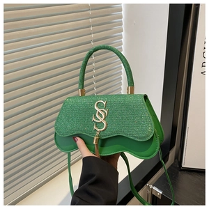 Λεπτομέρεια από τσάντα χιαστί lime green με κυματιστό πάτο και χρυσή αγκράφα S φούντα