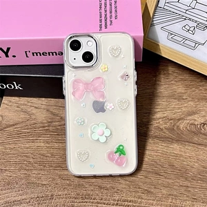 Nahaufnahme der 3D-Blumen, Schleifen und Kirschmotive auf dieser klaren iPhone-Hülle