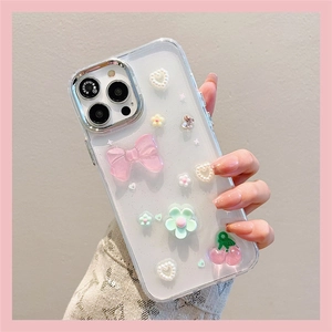 Detail der transparenten iPhone-Hülle mit 3D-Harzschleife, Kirsche und Perlenherz