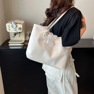 Borsa tote bianca minimalista in pelle con fiocco di pizzo e pendente di perle elegante
