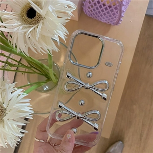 Dettaglio custodia iPhone trasparente con fiocchi in metallo argento e etichetta