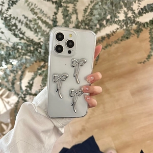Λεπτομερής όψη διαφανούς θήκης iPhone με τρεις ασημένιους μεταλλικούς φιόγκους