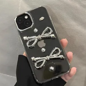 Dettaglio della custodia iPhone nera trasparente con fiocchi d'argento 3D e perline