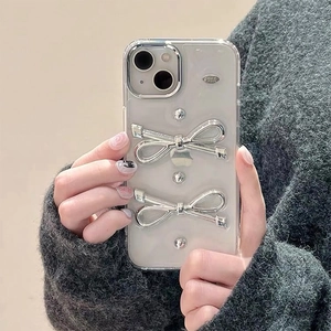 Dettaglio della custodia trasparente per iPhone con fiocchi d'argento 3D e metallo