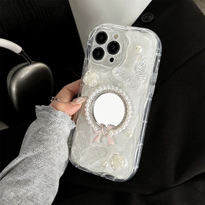 Vue détaillée de la coque miroir à perles avec fleurs en résine 3D et nœud rose
