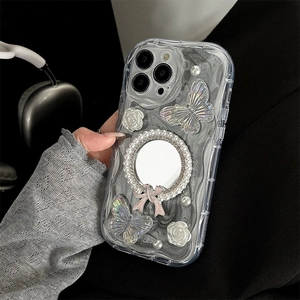 Détail de coque iPhone avec papillons 3D, perles et ornement de miroir circulaire