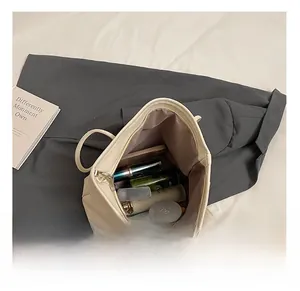 Vista interna della borsa tote beige che mostra la grande capacità per gli oggetti